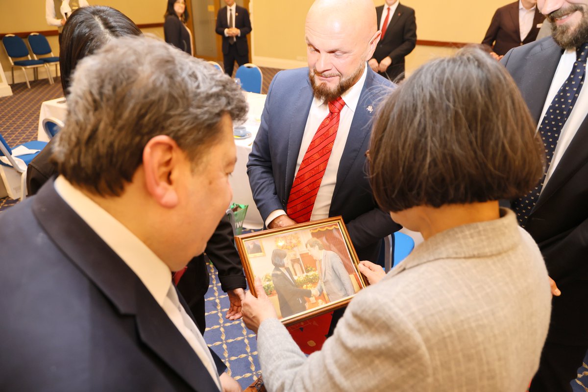iingwen's tweet image. Wonderful to be here in Vilnius sharing a meal & excellent conversation with firm friends & supporters of #Taiwan from the #Lithuanian parliament. I’m deeply grateful to you all for standing with Taiwan & standing with democracy.