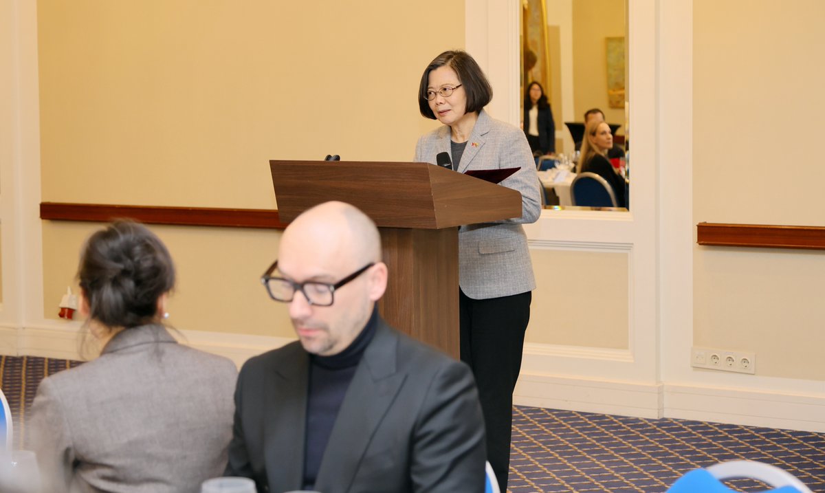 iingwen's tweet image. Wonderful to be here in Vilnius sharing a meal & excellent conversation with firm friends & supporters of #Taiwan from the #Lithuanian parliament. I’m deeply grateful to you all for standing with Taiwan & standing with democracy.