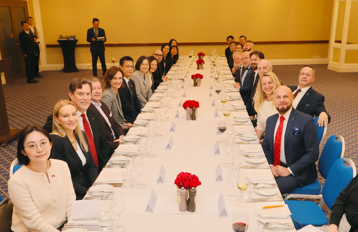 iingwen's tweet image. Wonderful to be here in Vilnius sharing a meal & excellent conversation with firm friends & supporters of #Taiwan from the #Lithuanian parliament. I’m deeply grateful to you all for standing with Taiwan & standing with democracy.