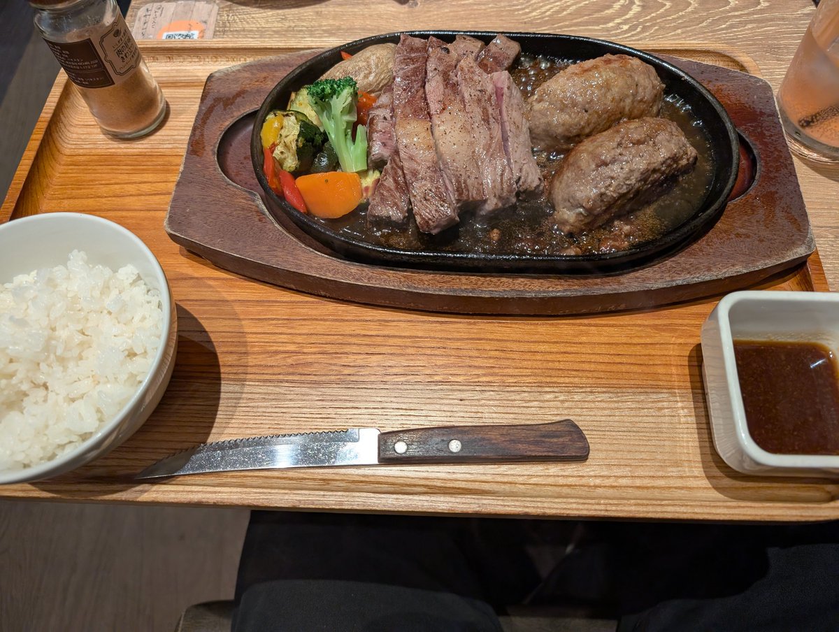 ガッツリ肉が食べたくなったのでステーキハンバーグセットを食べた
贅沢しちまったぜ……