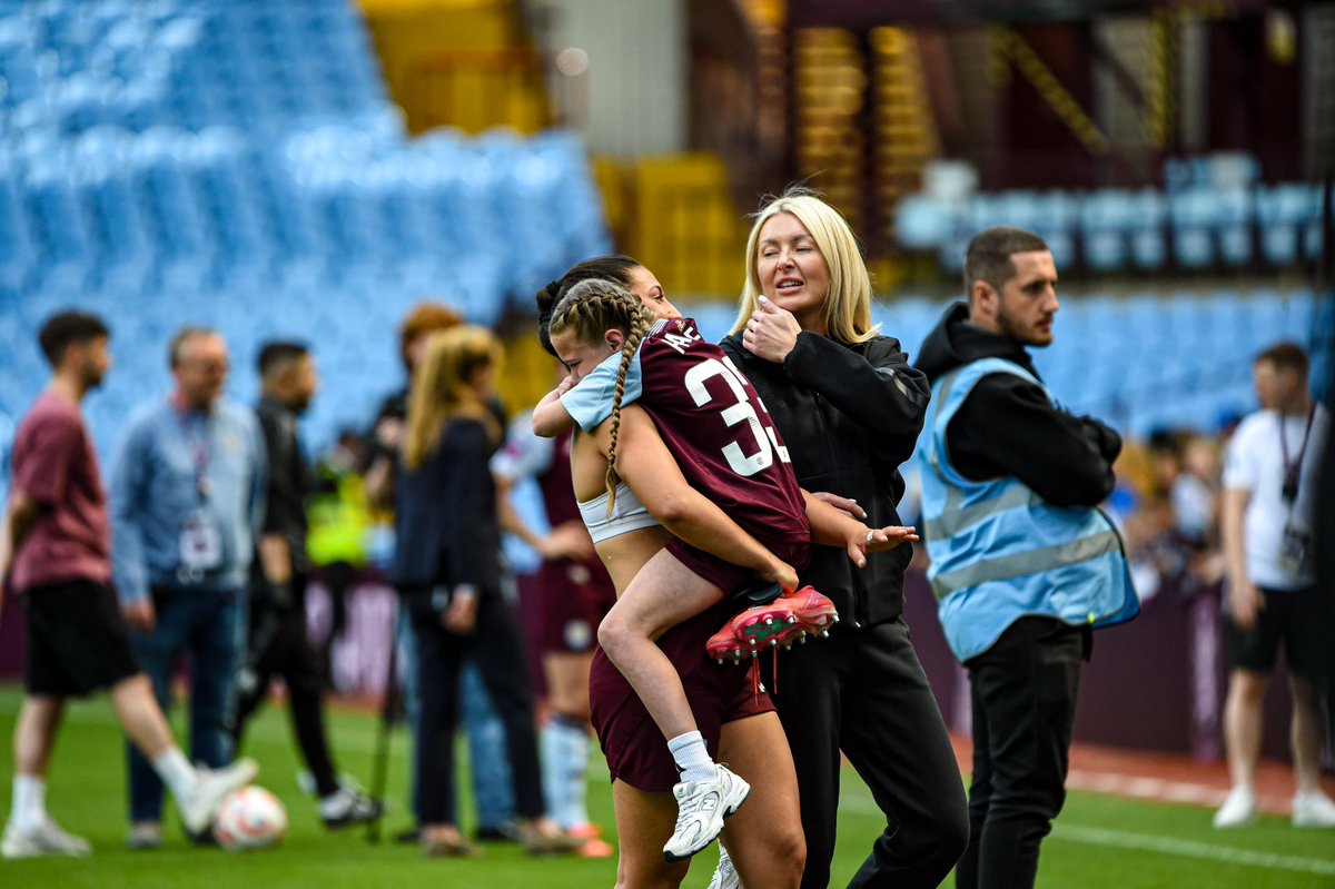 Heartbroken little girl🥹

Walked out with her inspiration one last time😭

To see your favourite player leave your club is always going to be hard, but when that player is your best friend it’s even harder. 

I’ve never ever seen Harps cry the way she did yesterday, thankfully