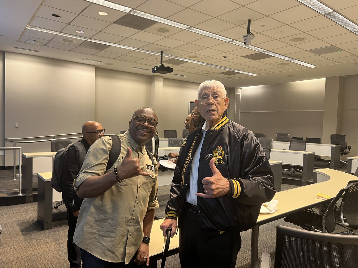 sf_alphas's tweet image. Always great vibes when Brothers get together for our monthly meeting! BIG 06 to the Brothers of GCL! 🤙🏾❄️🤙🏾 #AlphaPhiAlpha #APhiA #AlphaWest #Divine9 #D9 #NPHC #BGLO #California #WestCoast #WestCoastAlphas #WesternRegionAlphas #NorCalAlphas #NorthernCalifornia #SanFrancisco