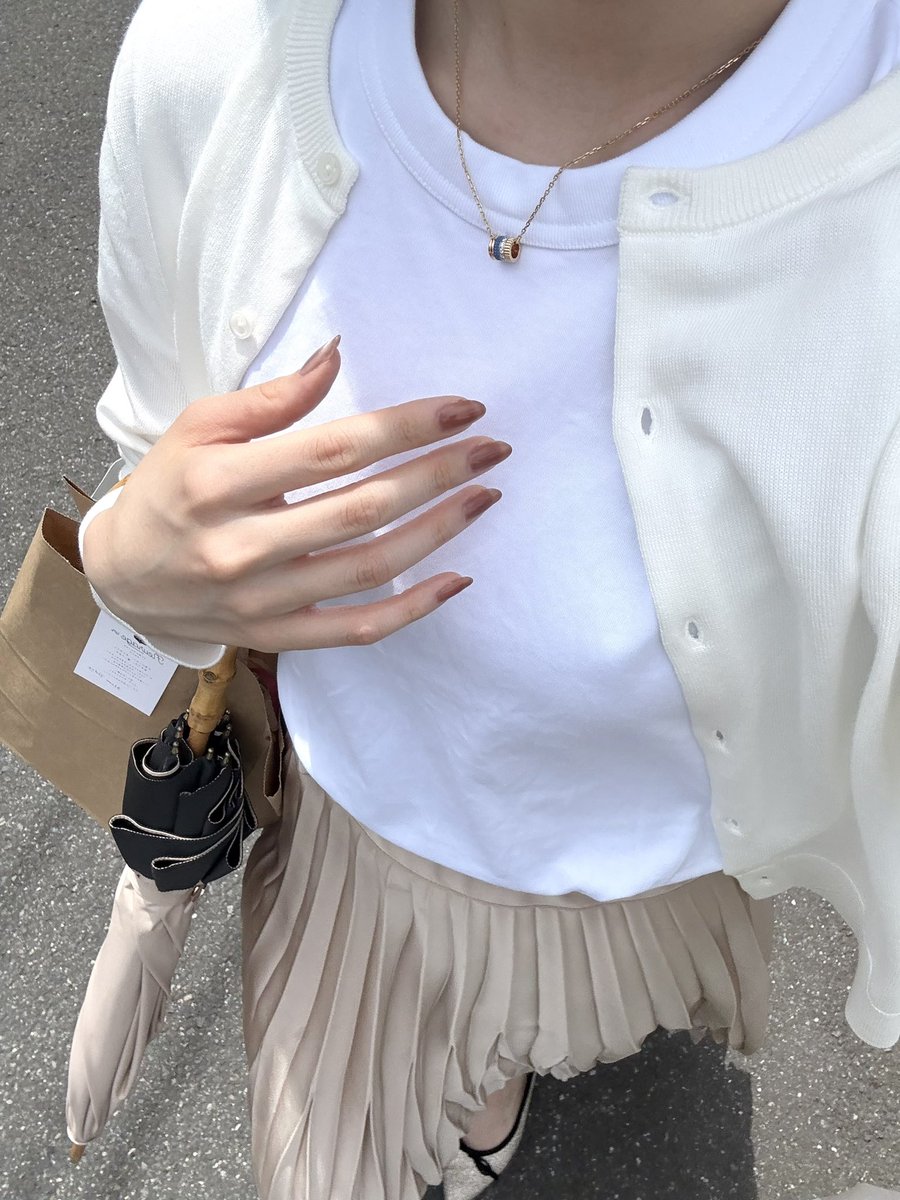 skawnger0715's tweet photo. 化粧品やお花を買いに💐🐾
ついでに可愛いドーナツをテイクアウト🍩🍵✨
お気に入りの #l_or のプリーツスカートに
毎年買い足している #uniqlo のTシャツ&カーディガン🤍
そしてまだ春ネイル🌸 https://t.co/09pgJ8qG9C