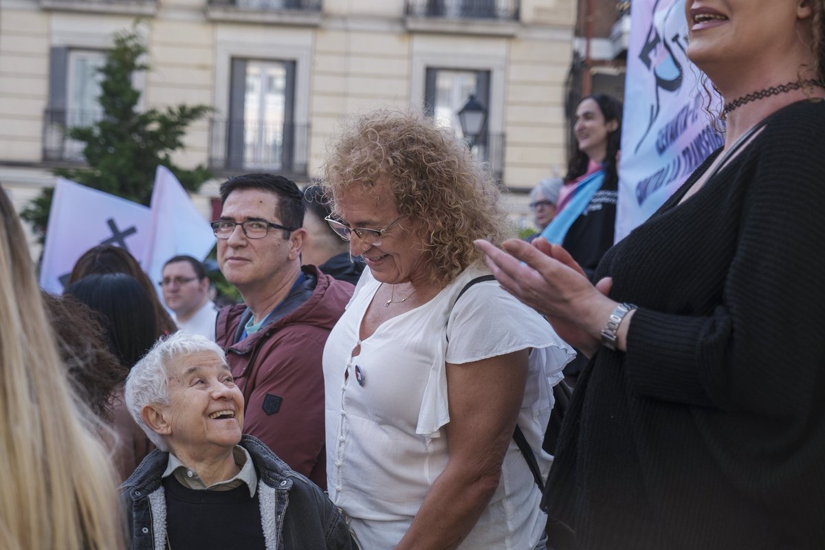 RaffaellaC11's tweet image. Concentración ayer plaza pedro zerolo "Ninguna persona Trans es           inconstitucional" los derechos Trans son Derechos Humanos 
#LenvantaTContraLaTransfobia 
#TodosLosDerechosTodosLosDias