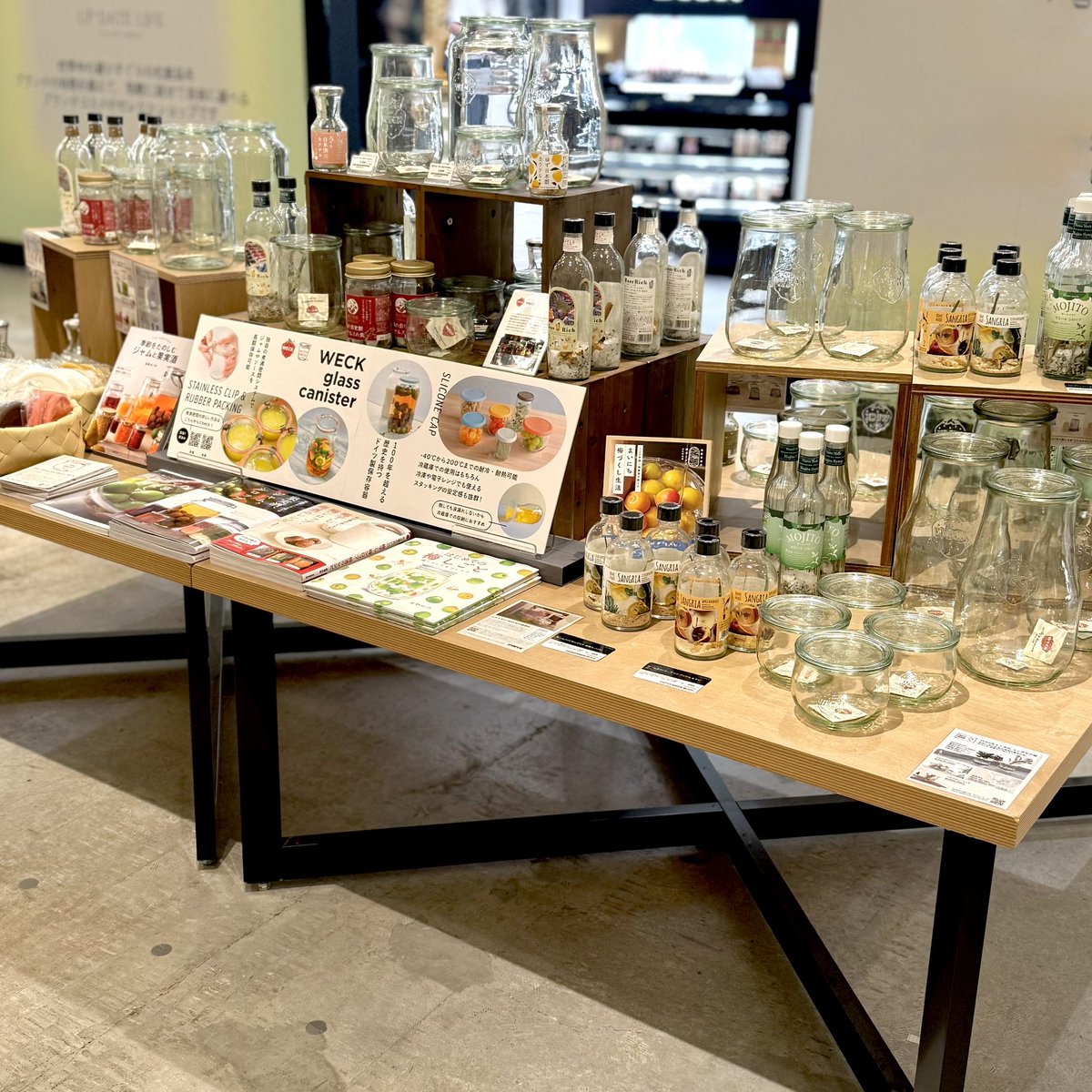 T_Laketown's tweet image. \ アナタにピッタリのWECKを見つけよう /
🍏果実酒フェア🍎

世界中で愛されるシンプルな保存容器『#WECK キャニスター』
入れるものや置きたい場所、用途に合わせた様々なカタチから選んで楽しもう！

ピクルス🥒サングリア🍷カクテル🍸が
気軽に作れるキットもお取扱い中😋

#TSUTAYAレイクタウン