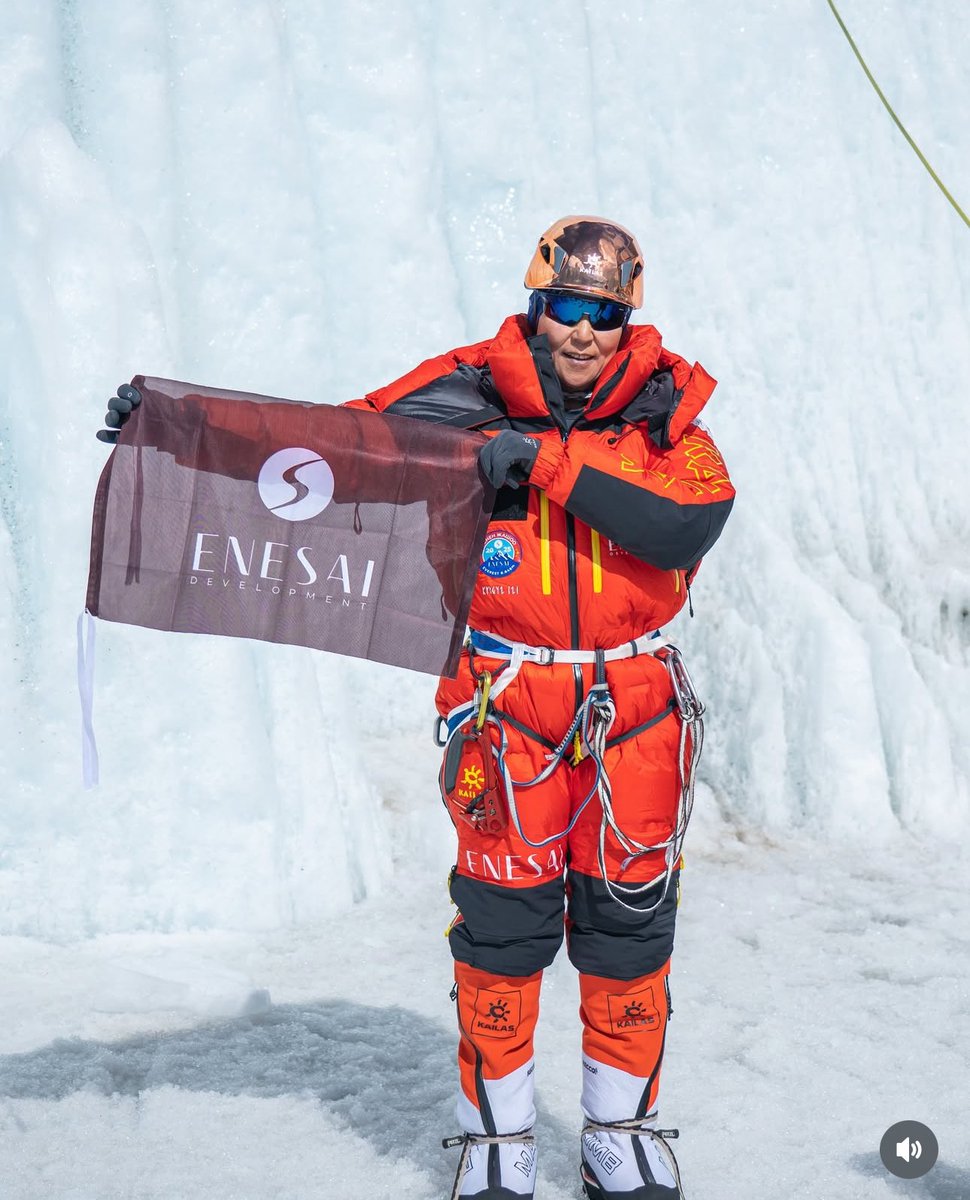 Асель Байбагышева взошла на  Эверест, став первой женщиной из Кыргызстана, достигшей этой вершины! Поздравляем с её историческим и вдохновляющим подвигом! 👏🏻