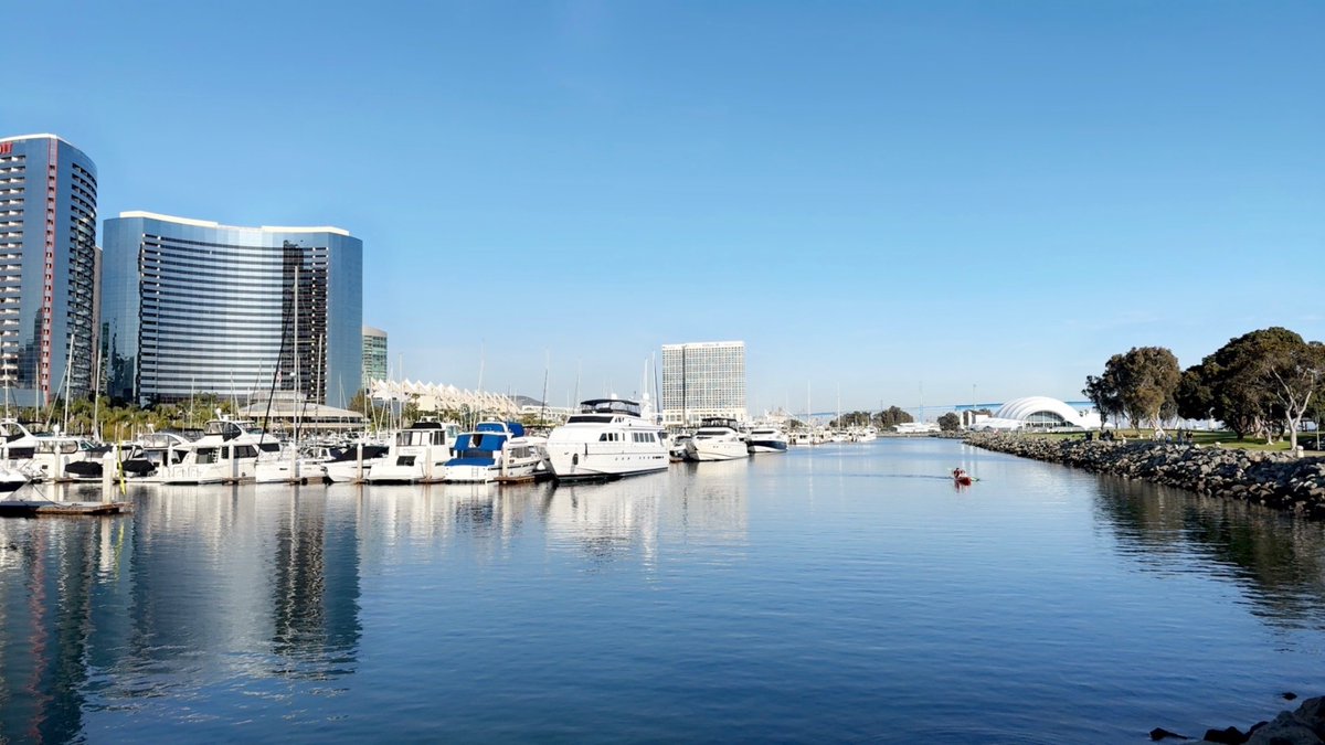 Awesome first day at #ASCRS25 -great talks and even better catching up with friends and colleagues. Proud to share our center’s experience with colorectal cancer. Can’t wait for more!