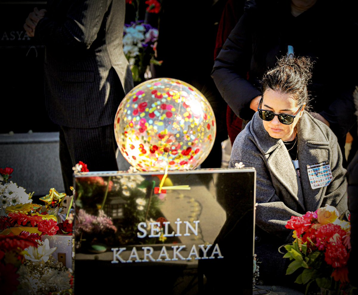 Anneler Günü mü?
Kimisi kahvaltı sofrası hazırlıyor,
Kimisi de evladının mezar taşını siliyor!

İsias’ta çocuklarıyla birlikte, ömrünü gömdü tüm aileler!

Evladını toprağa koyan annelere "Anneler günün kutlu olsun" denmez.
Onlara sadece ADALET verilir!

#SelinKarakaya 🌼🤍♾️