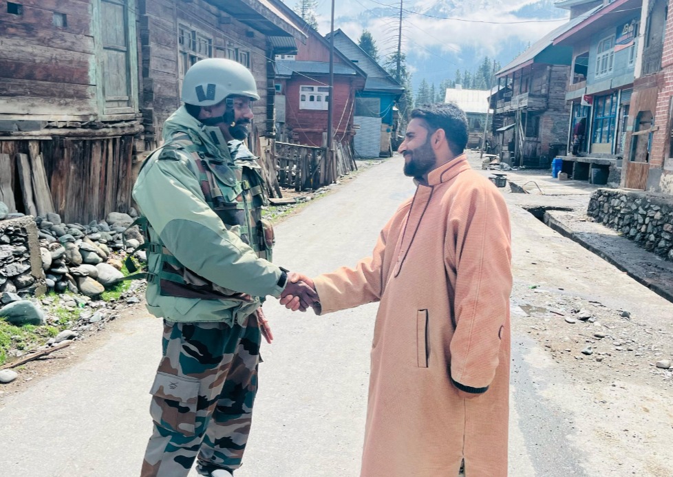 kupwarasentinel's tweet photo. #IndianArmy's Khairiyat Patrol from reached out to locals in #Izmarg village #Gurez. Interacted with villagers, ensured their well-being &amp; shared tips on health &amp; climate safety. Strengthening trust, support &amp; unity in the valley.  #ServingNation #GurezConnect https://t.co/cMMXFfGstW