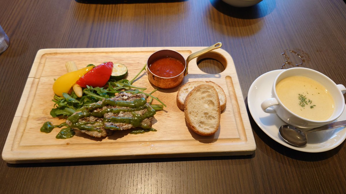 ryuka_illust's tweet photo. 昼食は、名古屋港水族館の中にある『ARRBADA』という所で食べました。ここでしか食べられない「シャークステーキ トマトソース&amp;バジルソース」と「フルイドクロコダイル」を頼みました。シャークステーキは柔らかくて美味しくて、フライドクロコダイルは少しコリコリしていました美味しかったです。 https://t.co/PdIFBu3Wcs