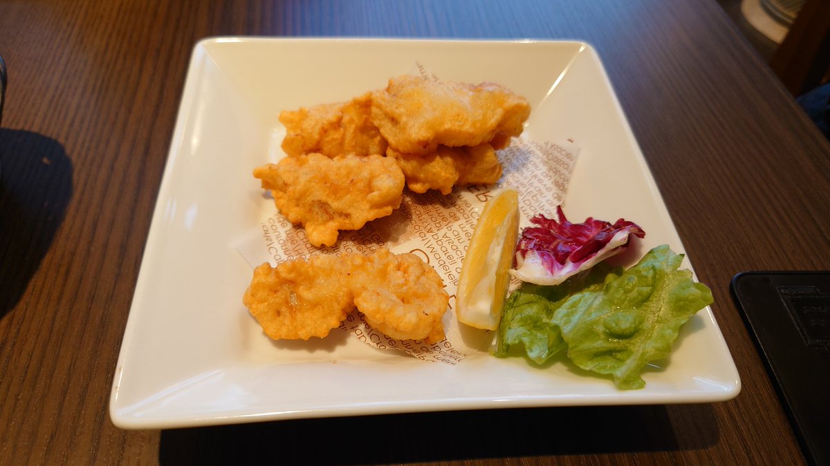 ryuka_illust's tweet photo. 昼食は、名古屋港水族館の中にある『ARRBADA』という所で食べました。ここでしか食べられない「シャークステーキ トマトソース&amp;バジルソース」と「フルイドクロコダイル」を頼みました。シャークステーキは柔らかくて美味しくて、フライドクロコダイルは少しコリコリしていました美味しかったです。 https://t.co/PdIFBu3Wcs