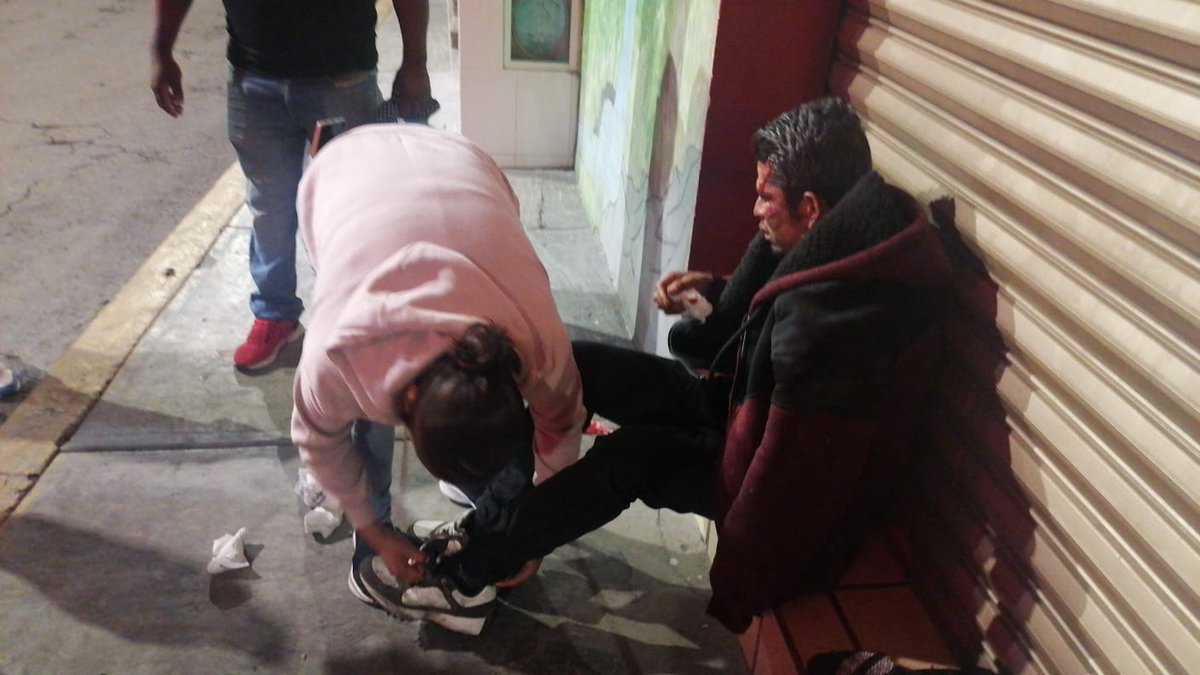 P.D.M.CDMX (@jrnrvrivera) on Twitter photo <a href="/C5_CDMX/">C5 CDMX</a> <a href="/UCS_GCDMX/">Unidad de Contacto del Secretario SSC CDMX</a> Te comento q la unidad 166 q llegó no quiso trasladar ala persona que está lesionada y sangrando de la cabeza de lado izquierdo del oído y l paramédico de lentes le pidieron dinero ala familia para trasladarlos y CM no les dieron lo dejoHay en la banqueta <a href="/PabloVazC/">Pablo Vázquez Camacho</a> <a href="/UCS_GCDMX/">Unidad de Contacto del Secretario SSC CDMX</a> <a href="/C5_CDMX/">C5 CDMX</a> <a href="/UCS_GCDMX/">Unidad de Contacto del Secretario SSC CDMX</a> Te comento q la unidad 166 q llegó no quiso trasladar ala persona que está lesionada y sangrando de la cabeza de lado izquierdo del oído y l paramédico de lentes le pidieron dinero ala familia para trasladarlos y CM no les dieron lo dejoHay en la banqueta <a href="/PabloVazC/">Pablo Vázquez Camacho</a> <a href="/UCS_GCDMX/">Unidad de Contacto del Secretario SSC CDMX</a>