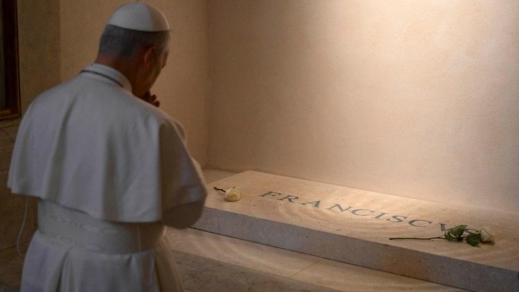 산타 마리아 마조레 성당의 레오 14세 교황 
프란치스코의 무덤에서 기도하셨습니다.
vaticannews.va/it/papa/news/2…