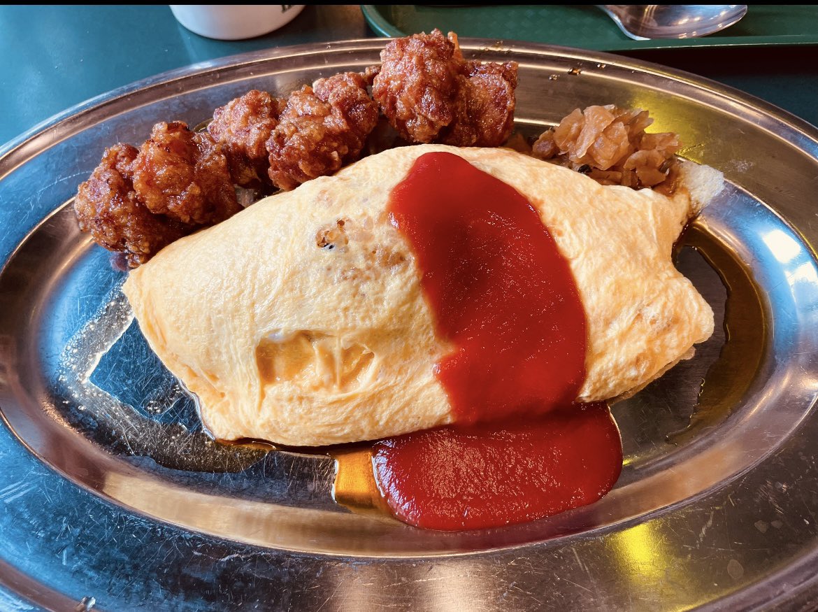 amu1513's tweet photo. オムライスは卵4個と
豚こまケチャップライス
胸肉半枚分ある甘酢だれの唐揚げ
メニューにサラダなし逃げ場なし
なんでか実家そっくりの味 https://t.co/032OuB9EQB
