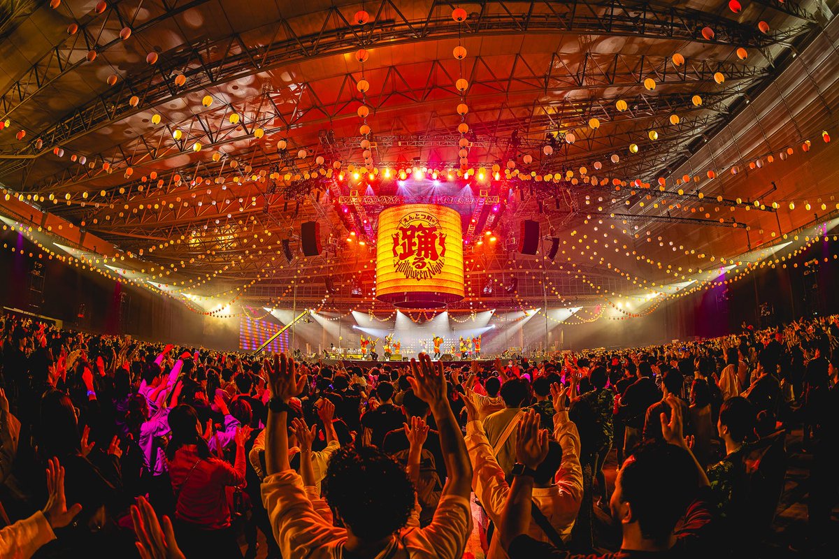 nishinoakihiro's tweet photo. 【来るぞ!踊ハロ!】

《世界最大級》愛と笑いと狂気の盆踊り大会『えんとつ町の踊るハロウィンナイトin幕張メッセ』(11月1日、2日)のチケットが本日１８時発売開始です。

まずは１８時からのカジサックCHで発表があり、そのあと２２時からの『毎週キングコング』で、もう少し詳しい話を!

さらには２２時半から、同じく『毎週キングコング』CHでダウンタウンへの愛を叫んでおります。

もろもろ宜しくお願いいたします!

《チケットはコチラから↓》
https://t.co/JiwIjkrUMy
