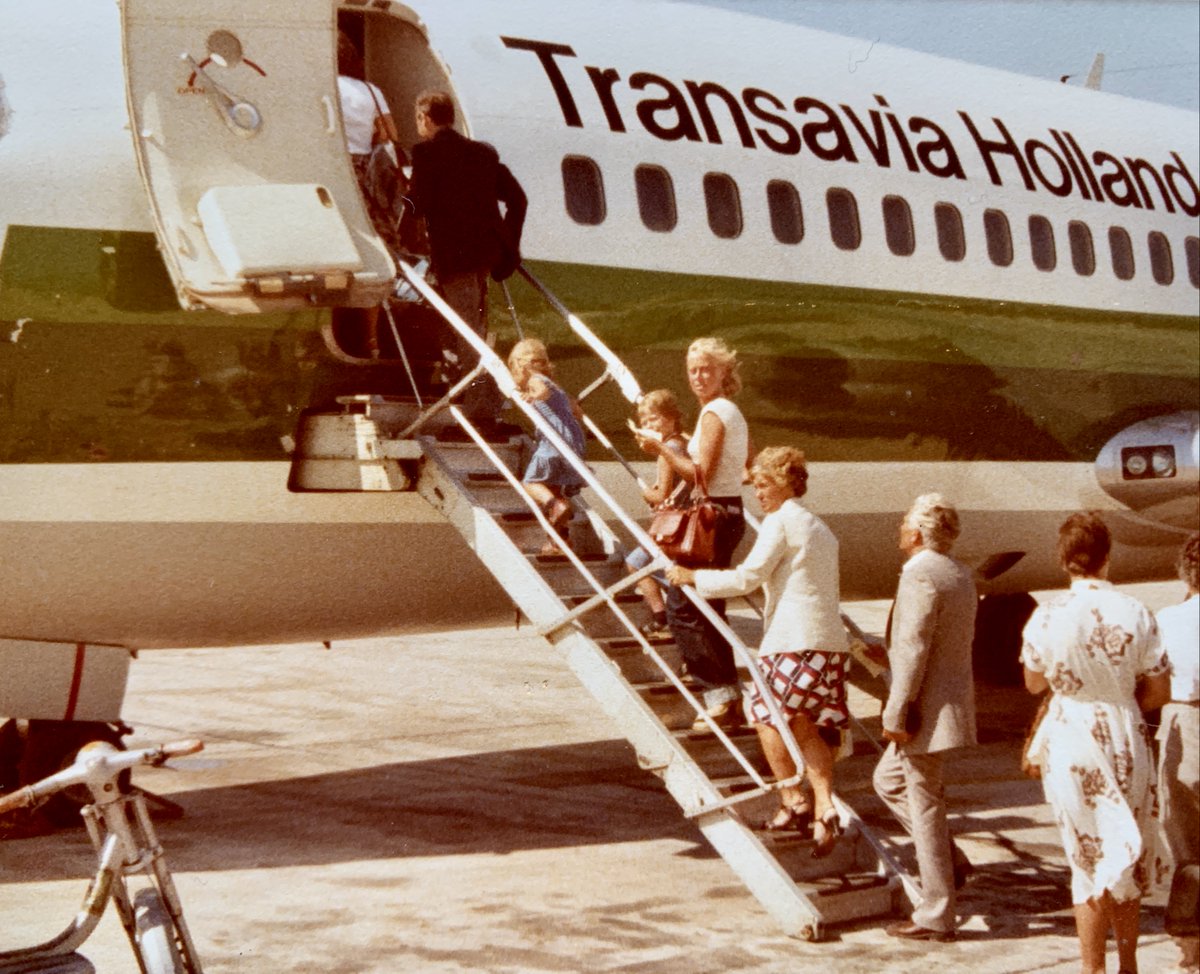 Speciaal voor deze Moederdag een plaatje uit de oude doos: met Transavia naar Spanje in de jaren 70. 

Hier zie je mij met mijn moeder en zusje bij het toestel en op het vliegtuigtrapje. De foto's zijn gemaakt door mijn vader. 

Heb jij ook nog vliegvakantiefoto's uit die tijd?