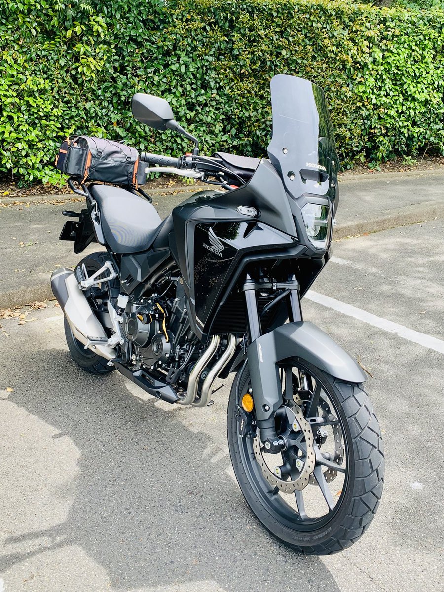 「俺号NX」のウインドスクリーン5cm UPのスモークにした✨

中華製だけど締まった感じになってまずまずかな👌

因みにHONDAのシールが自己満ポイント👍

慣らし終わったけど初回点検は18日まで待ち（雨予報か？）💦
٩( ᐛ )و

#NX400