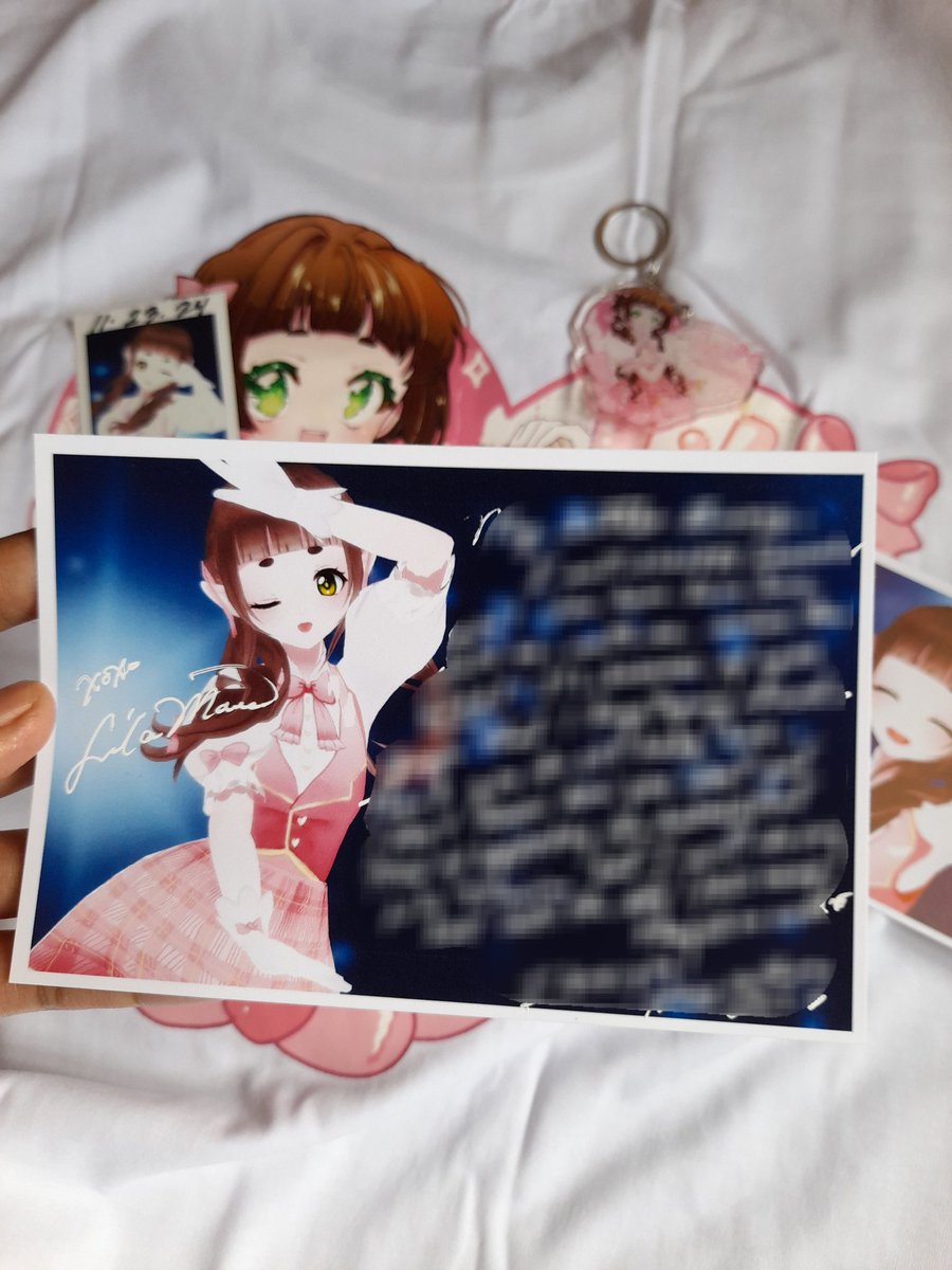 My Lila merch (finally) came in today! Can't wait to wear the shirt to my uni 🥹 

My only problem is... Lila, your handwritting is so pretty I had a hard time reading it T_T pwede ka na mag-doktor sa ganda ng sulat mo LOL