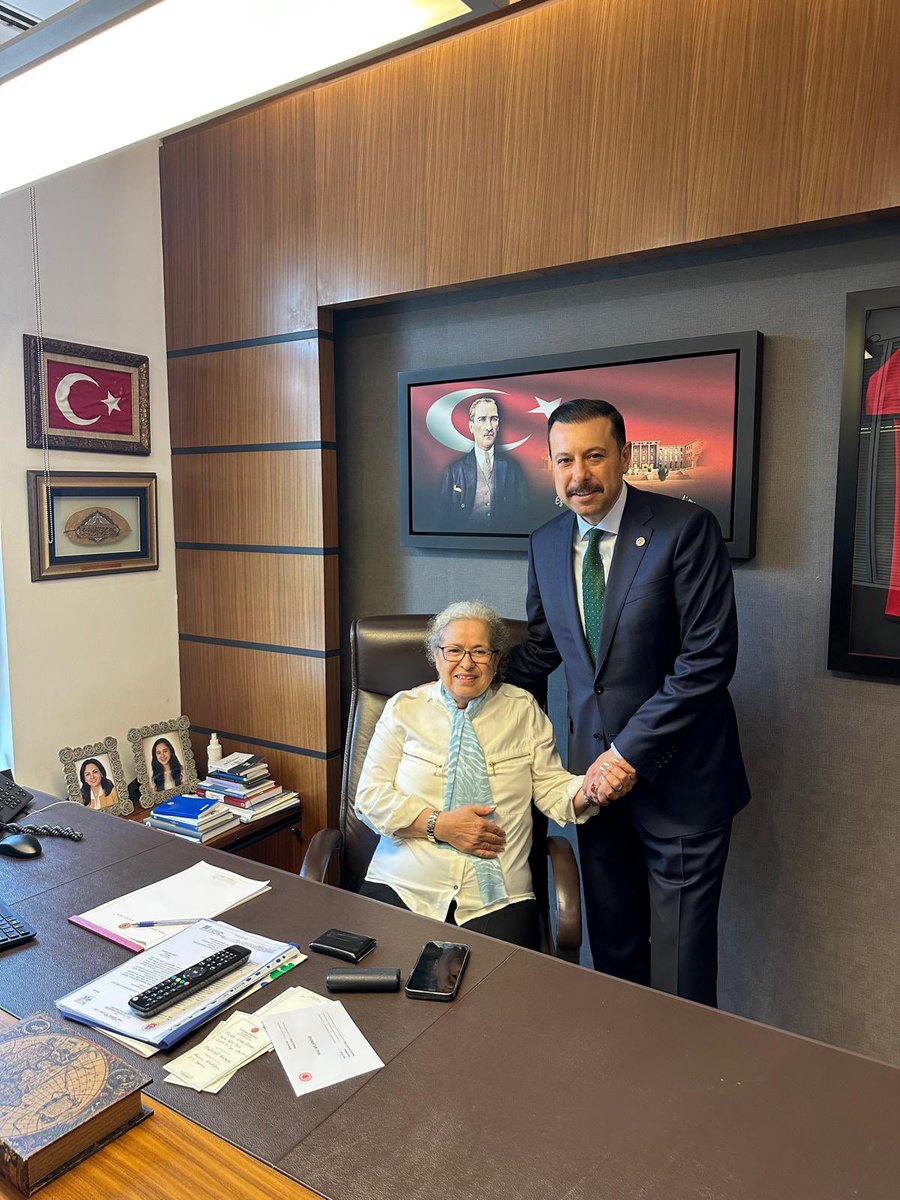 Başta hayır duasını benden hiçbir zaman esirgemeyen canım annem ve evladımın annesi kıymetli eşim olmak üzere, varlıklarıyla hayatımıza anlam katan, dualarıyla yolumuzu aydınlatan tüm annelerin Anneler Günü'nü yürekten kutluyorum.

Her zaman hürmetlerin en büyüğünü hak eden,