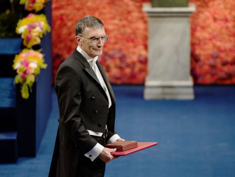 Nobel ödüllü Türk bilim insanı Aziz Sancar:

“Atatürk olmasaydı, savrulurduk. 

Benim annem okumadı. O nesil hiç okumadı. Bu, öyle devam edecekti.

Atatürk sayesinde okullar açıldı. O sayede eğitim gördüm. Türkiye, Atatürk'e çok şey borçlu.”