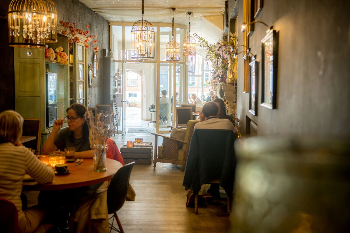 Happy Mother's Day to all the mothers in the world! 😀 Looking for a nice spot in Bruges to have breakfast, brunch or lunch with mum? 🥐🍰☕ Here are some tasty addresses: tinyurl.com/4m3sub34

📸: ©️ Jan Darthet Fotografie 

#flavouritebruges