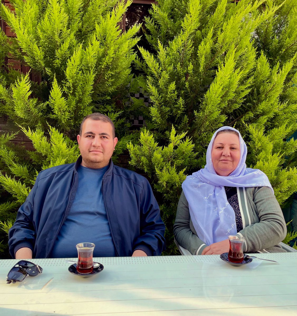 İlk duacımız, ilk hâmimiz, merhameti ve şefkati en çok kendilerinden gördüğümüz, sığınağımız, korunağımız olan annelerimizin, Anneler Günü’nü kutluyorum bütün annelerimizin ellerinden öperim.