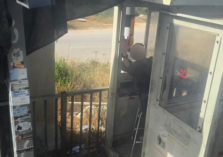 shmili_yakter's tweet image. הנסיעה לבסיס היום הייתה מרגשת עד דמעות! המון אהבה, נפנופים לשלום מכל פינה, אבל מה שריגש מאד היה החייל הזה במחסום – חיוך שמחבר בין עולמות 🇮🇱❤️