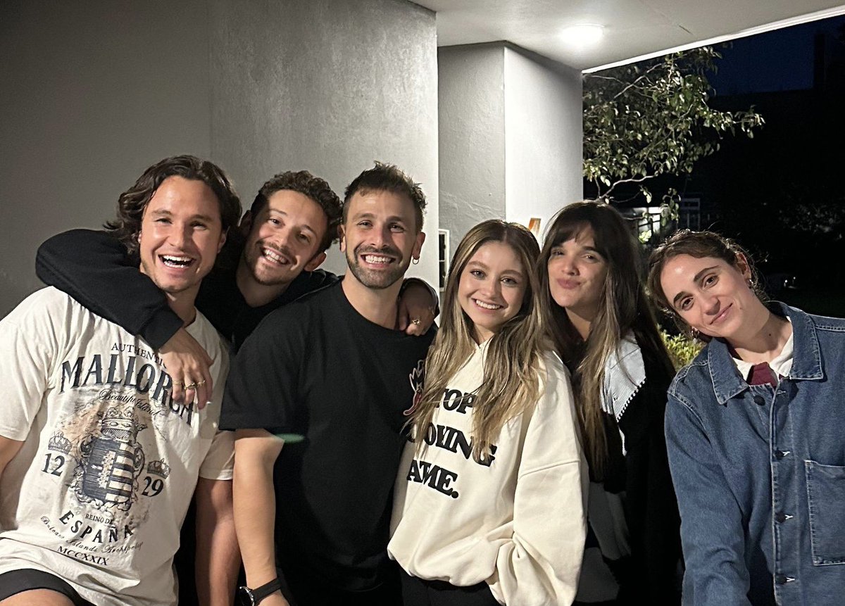glowkarols's tweet photo. ELLOS ACABAN DE REVIVIR MI INFANCIA 😭 https://t.co/n2nSeh7ipW