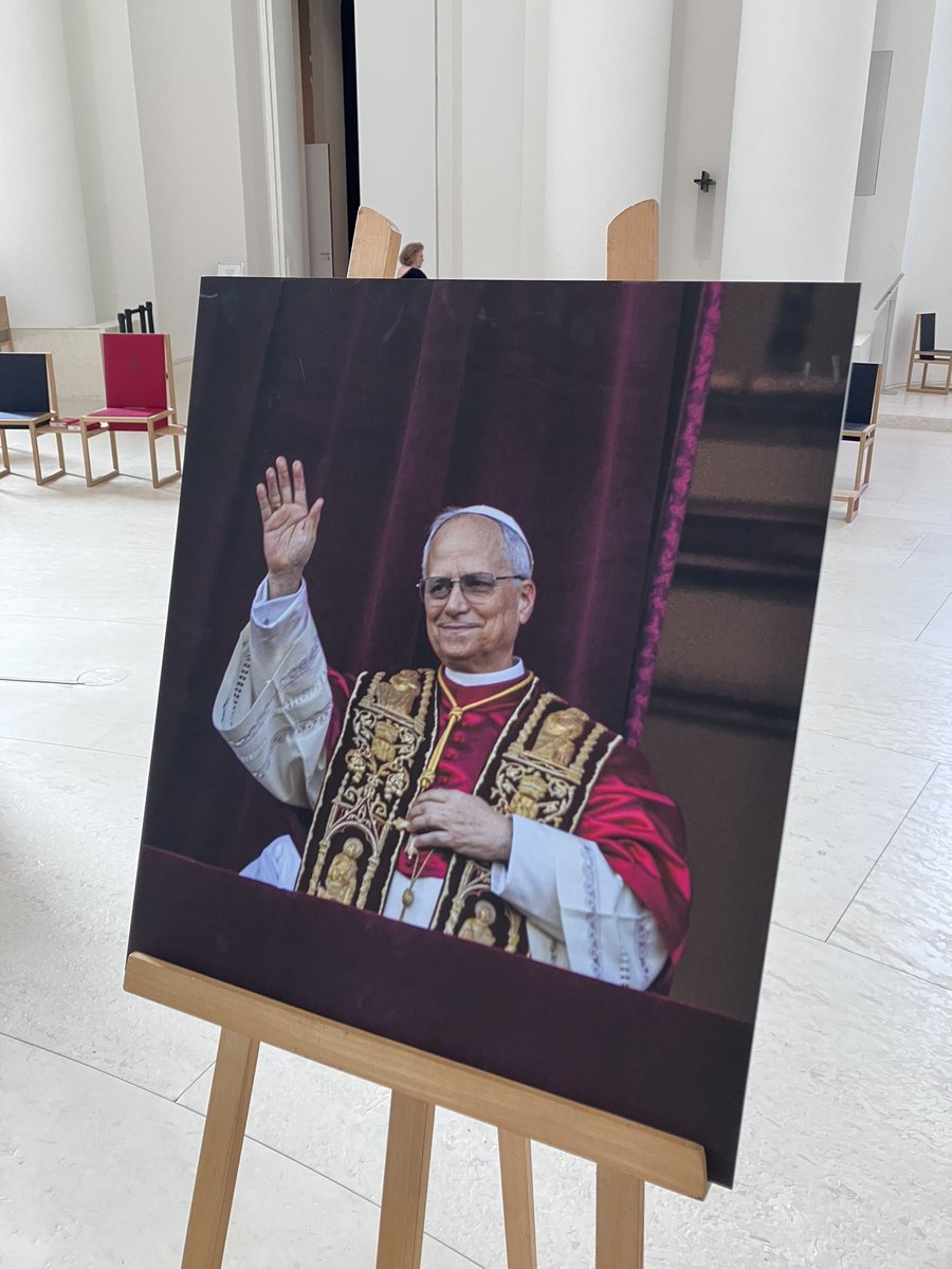 Heute um zehn: Pontifikalamt zur Wahl von Papst #LeoXIV und zum Gedenken an die verstorbenen Berliner Bischöfe mit <a href="/ErzbischofKoch/">Heiner Koch</a> in Sankt Hedwig und auf radio3 vom rbb
