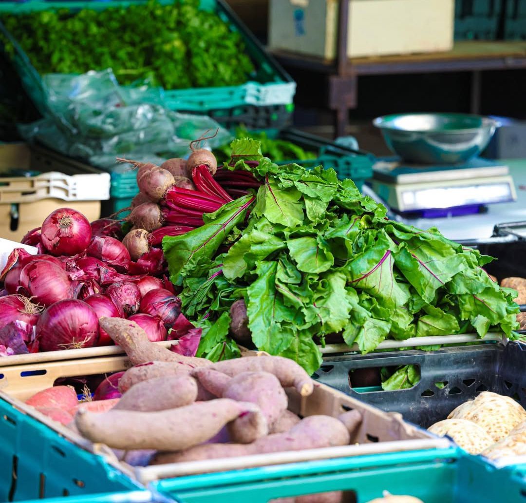 Morning everyone - we're open today, 10-4pm, for the Sunday market with all your fresh fruit and veg, bread and sweet treats, meats and cheese, store cupboard goods, street food, drinks and lots more to explore!

📷 @tedsveg1