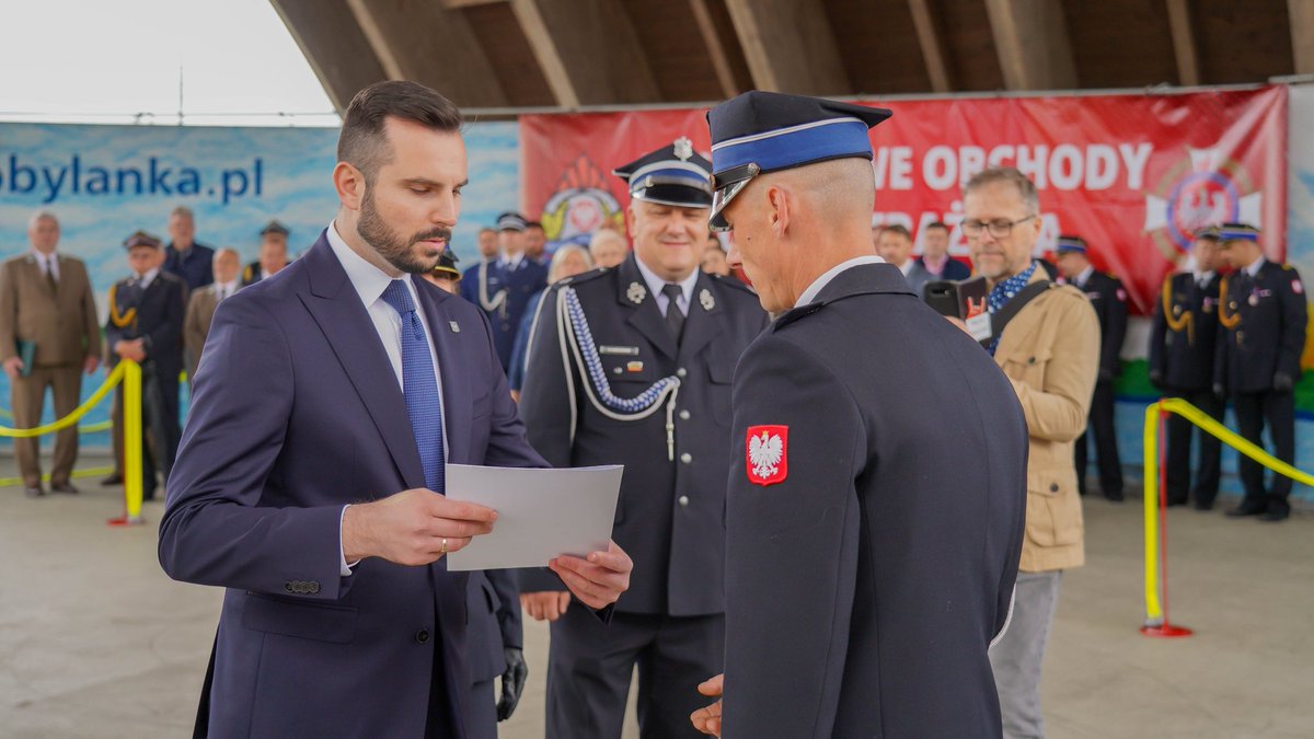 Powiatowe obchody Dnia Strażaka za nami. Rano w Morzyczynie, po południu w Nowym Warpnie. Dwie ważne uroczystości, bardzo symboliczne, oddające hołd Strażakom, Druhnom i Druhom za ich służbę na rzecz mieszkańców. Odznaczonym, awansowanym i wyróżnionym serdecznie gratuluję.