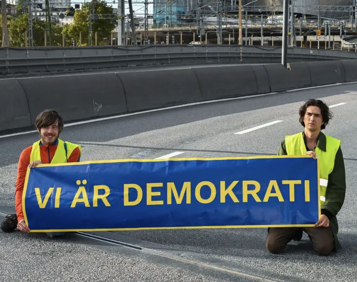 villatoca's tweet image. De är precis motsatsen till demokrati.
De är en minoritet som försöker påverka den demokratiska processen med olagliga metoder för att tvinga fram beslut som tillfredsställer en minoritet.
Varför sitter de inte i fängelse istället för på våra vägar?