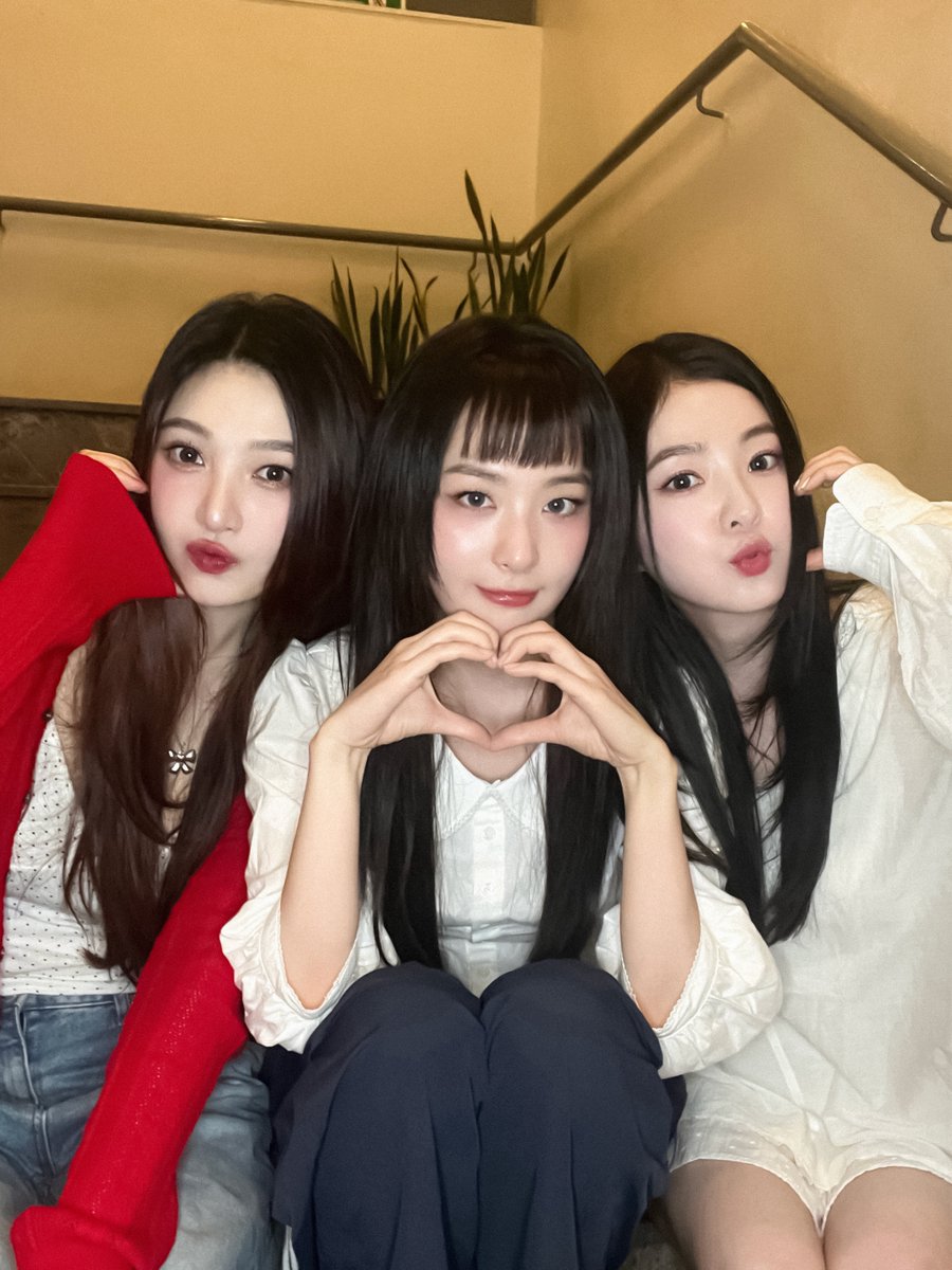 😘🥰😘

#RedVelvet #레드벨벳
#IRENE #아이린
#SEULGI #슬기
#JOY #조이