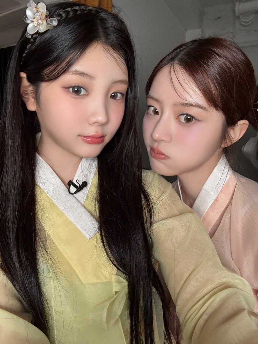 민주언니이이이이 생일 너무너무 축하해요~~💓
today is very very special✨✨
매일매일 뜬금없이 웃겨주는 민주 언니가 있어서  재밌는 시간 많이 보냈던 것 같아요! 앞으론 제가 더 많이 웃겨드리겠습니다😏 시간 나면 같이 초코라떼 한잔해요

#WONHEE #원희 #ILLIT #아일릿