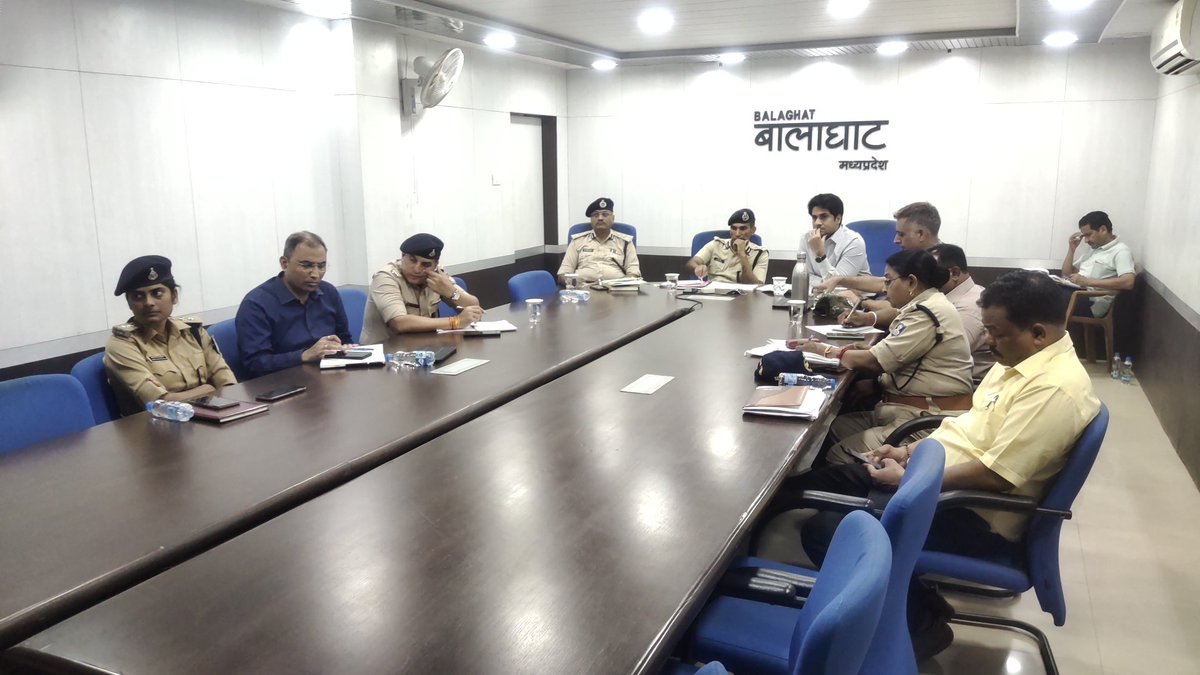 collectorbalagh's tweet photo. #बालाघाट
मुख्य सचिव श्री अनुराग जैन द्वारा जिला कलेक्टर्स, कमिशनर्स और आईजी एसपी के साथ वीडियो कॉन्फ्रेंस के माध्यम से सिविल डिफेंस के सम्बंध में समीक्षा की जा रही है।
#CMMadhyaPradesh
#JansamparkMP
#mohdept
#IG_BALAGHAT
#SP_Balaghat https://t.co/2iSqUGkNrc