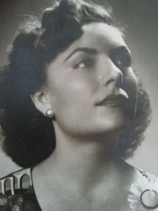 Güzeller güzeli cumhuriyet  kadını rahmetli annemi anarken tüm annelerin anneler gününü kutluyorum…