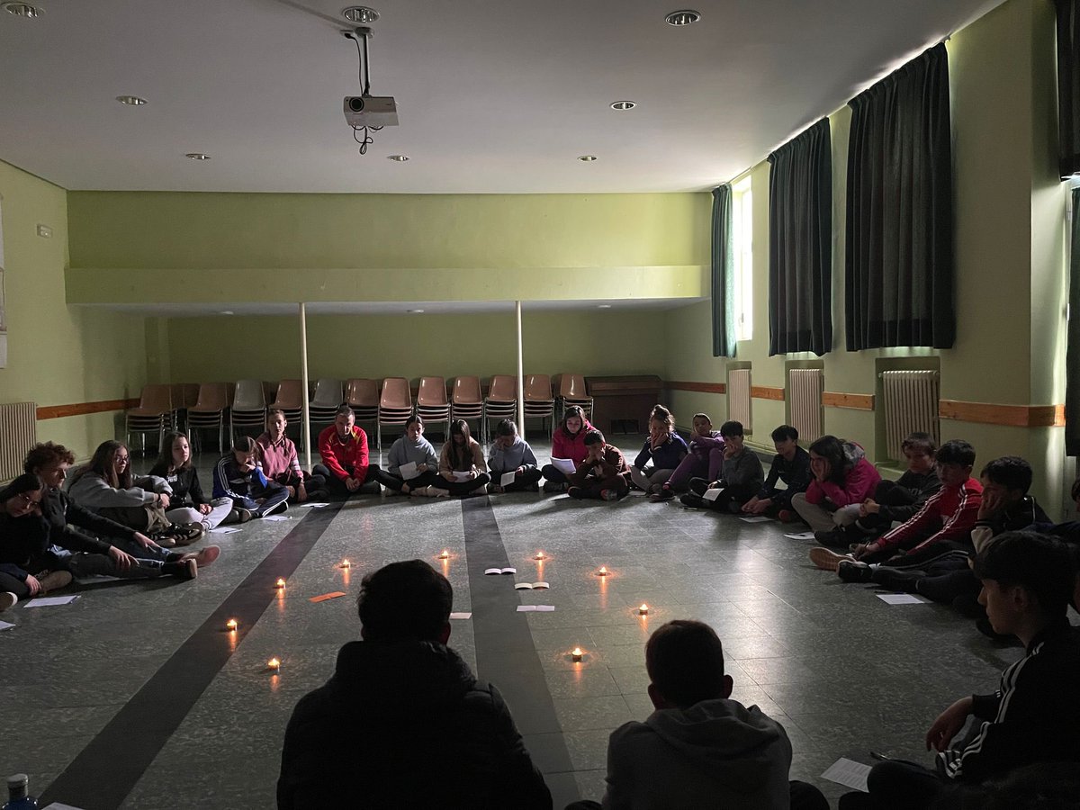 ¡CONVIVENCIA EN DUEÑAS!

Juegos, risas, gymkanas... y mucho más. Este fin de semana con los grupos Cristo Rey y Red Solidaria, ha sido un regalo: a pesar del agua, hemos compartido momentos únicos, hemos rezado juntos y hemos descubierto lo mucho que nos une.

Gracias a todos 🫶