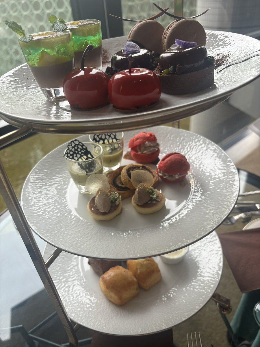 サウンドメッセ2025 ATCホール行ってきました。
トランスアコースティックギターの魅力を伝えるために、ステージを飛び出し会場を駆け巡るROLLYさんを初めて拝見しました。
ヌン活もおまけ🧁☕️🍨🍰