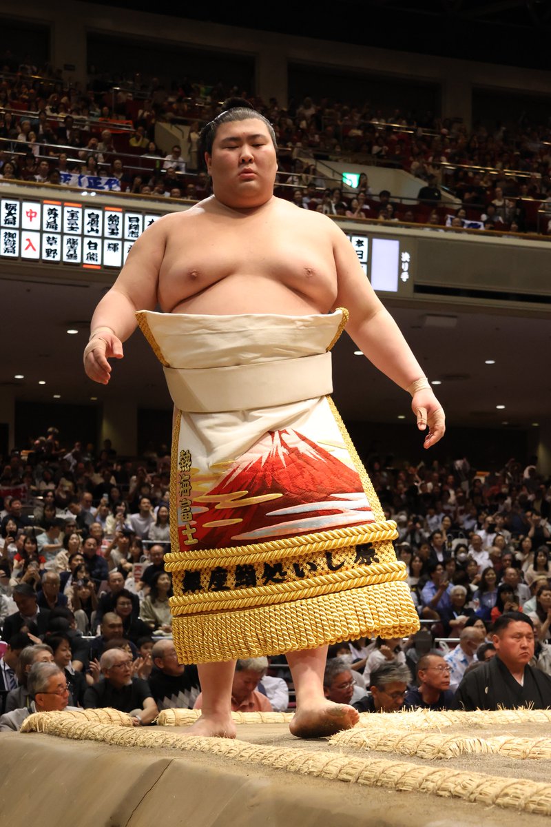 初日の様子＞ 幕内土俵入り #熱海富士 #伯桜鵬 #sumo #相撲 #五月場所