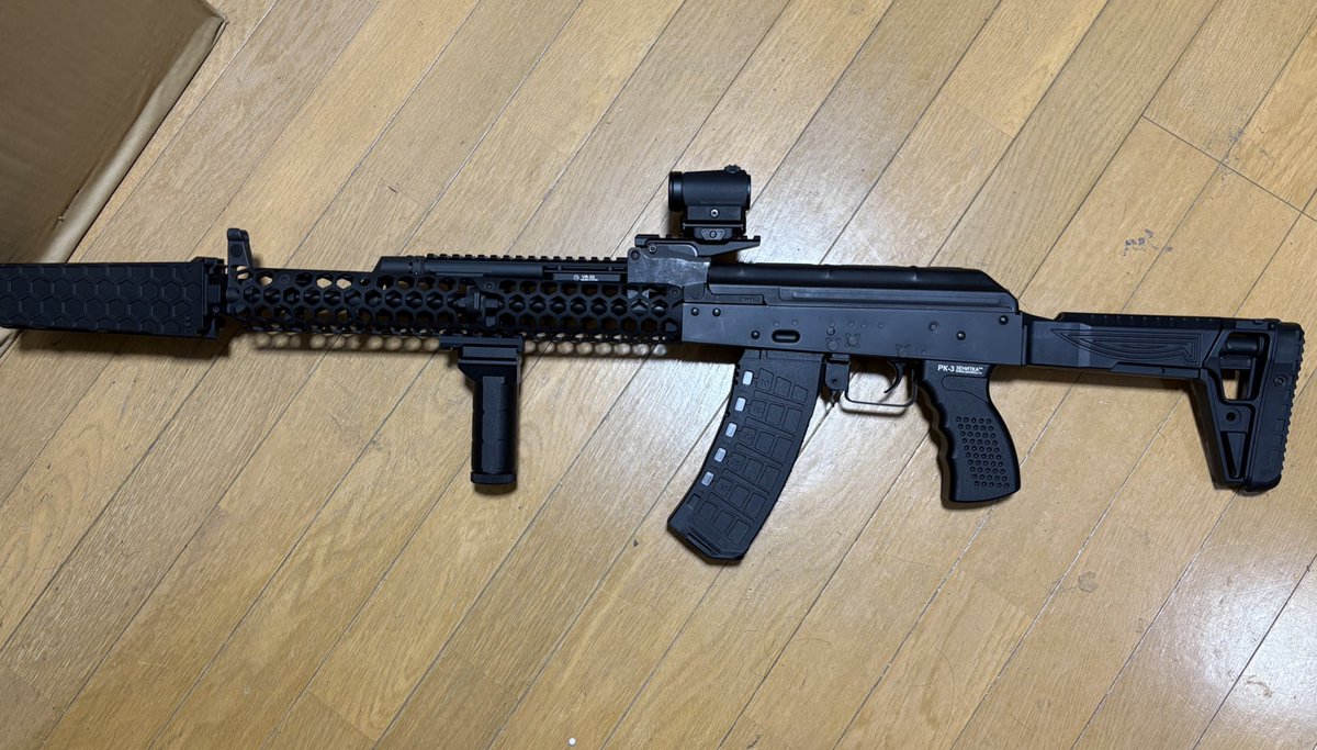nmsl178's tweet photo. どうも、LCT AKMです。
5.45x39のマガジンが刺してますが、
AKMです。 https://t.co/Uj96TLpxVG
