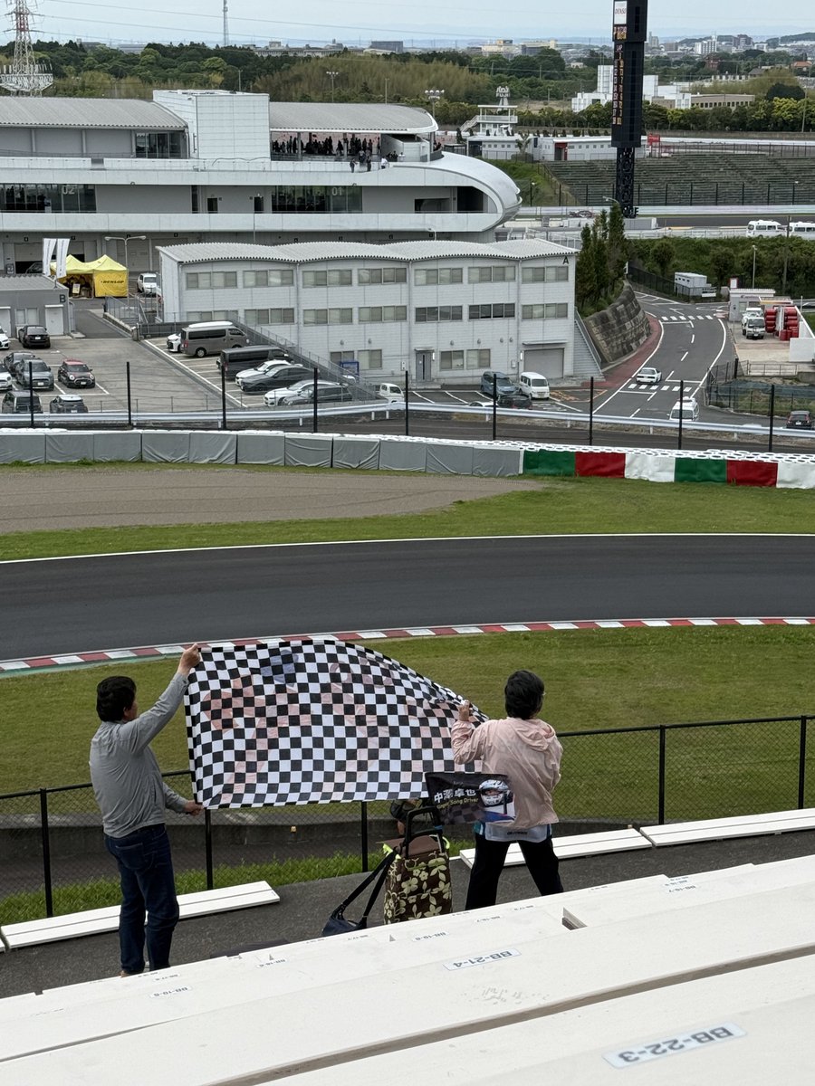 Chagisk's tweet photo. チェッカー柄のモノコースサイドで掲げるのってタブーなんちゃうの？知らんけど。 https://t.co/gK6JaOmnME