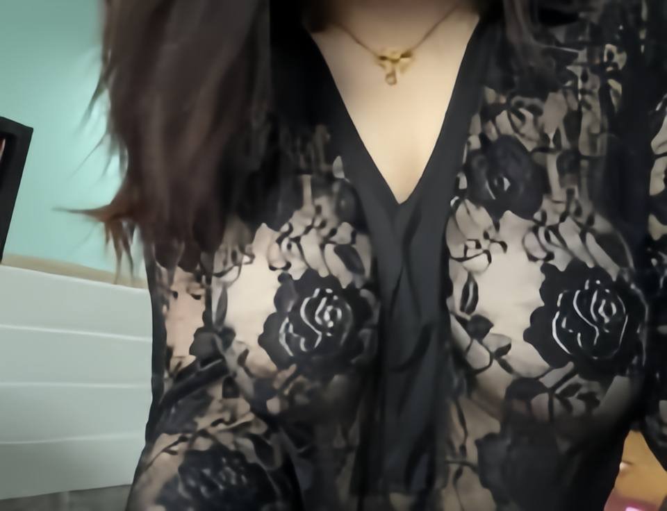 盛装出行，虽然没人可约但也要光鲜亮丽得出门～

这样的穿搭能否获得你欣赏的眼光，进而激发你占有我的雄性欲望呢？ https://t.co/vkNh37LixV