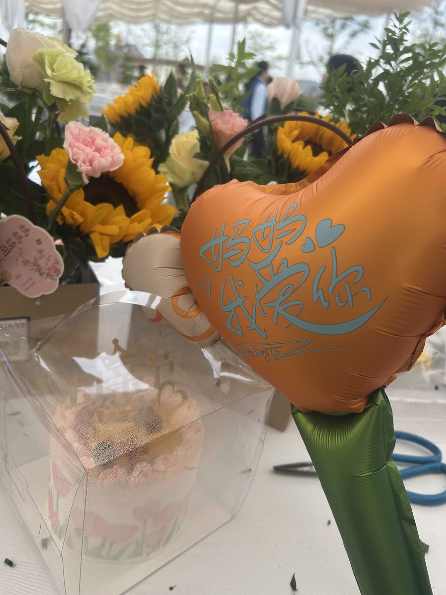 今母亲节，孩子们送我的💗礼物！
恭祝：所有的母亲节日快乐🌹