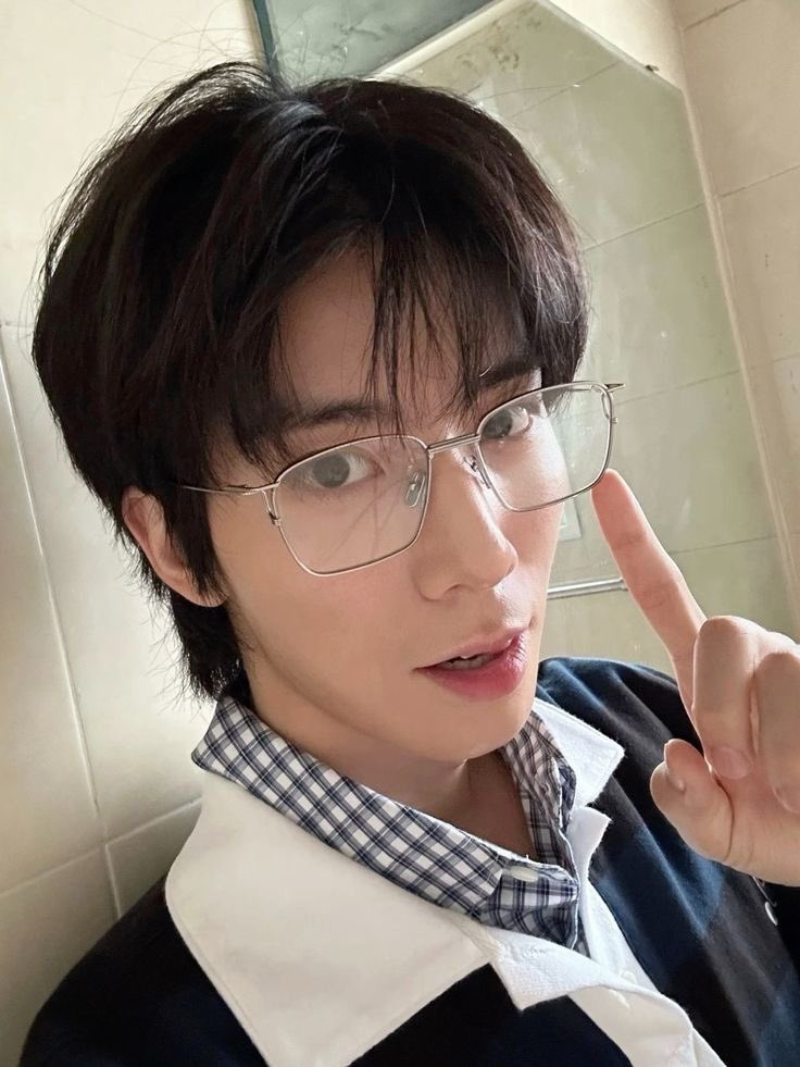 krwoonee_'s tweet photo. happy hwiyoung day !! 🤘🏼🎸 

may your days be nice to yiu, our youngkyun 🫳🏼🫳🏼 https://t.co/CK1nGoP7bv
