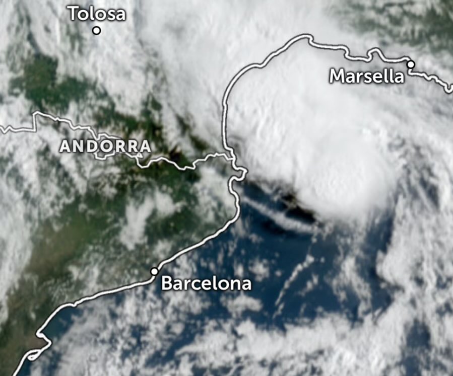 meteopalamos_'s tweet photo. Quina ploguda aquesta nit! A Palamós han caigut 32 mm. Aquí veiem com l'arc de tempestes ja enfila cap a França. https://t.co/2ZxOislMaD