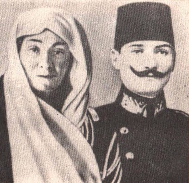 “Muhterem valideciğim, (…) Tekrar ediyorum: Her işittiğinize önem vermeyiniz. Pekala bilirsiniz ki ben, yaptığımı bilirim. Netice görmeseydim başlamazdım. Saygı ile ellerinizden, hemşiremin gözlerinden öperim.” 

Mustafa Kemal Atatürk, 1/8/1920 tarihli mektubundan.