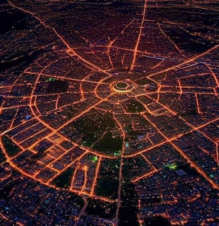 هەندێک جار تەنها پێویستە لەبەر پەنجەرە دانیشیت و سەیری ژیانی خەڵک بکەیت. 🤔