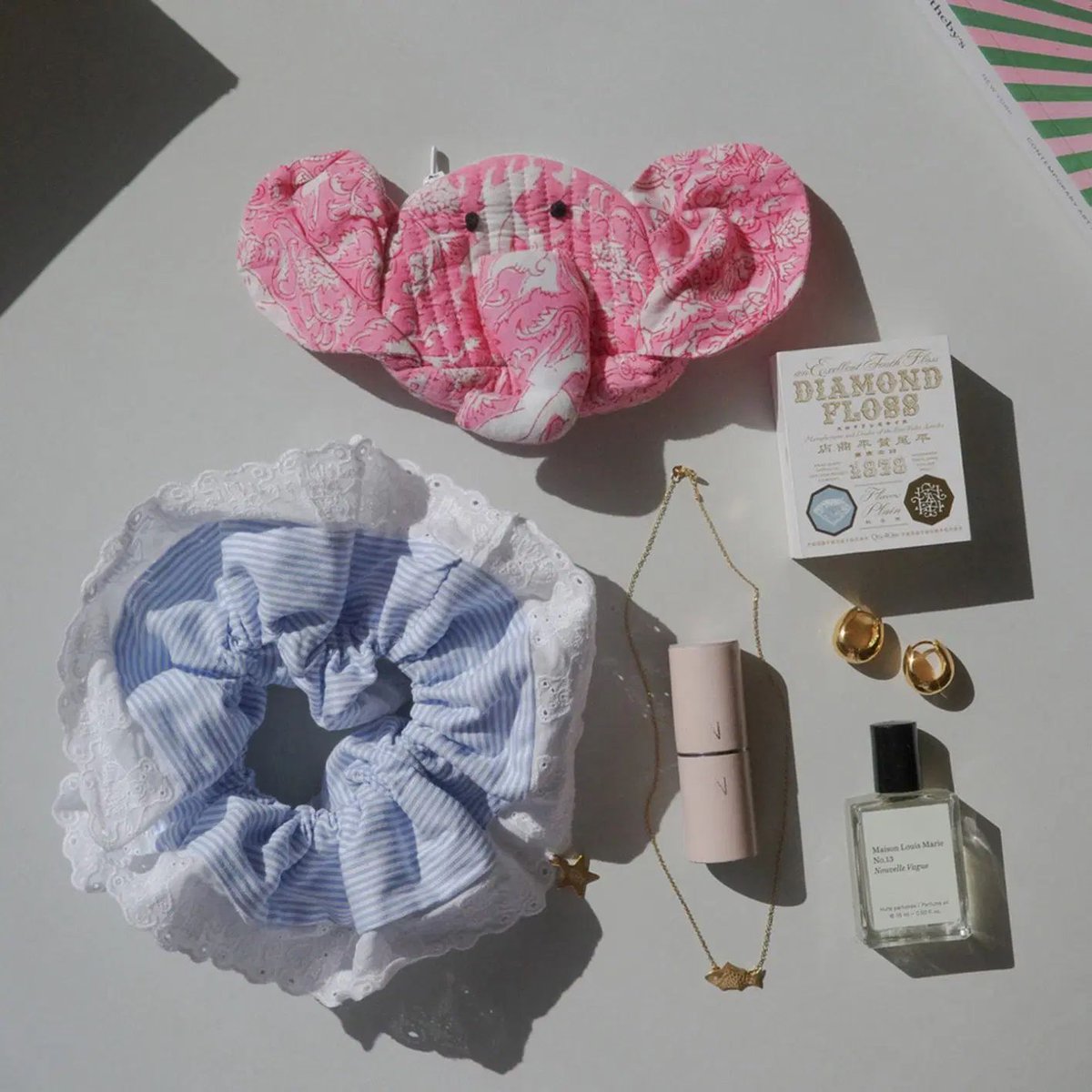 #ポーチの中身 を拝見😎
〈ファンドリーミューズ〉TIMELESS HAIR CHOUCHOUを愛用中🩷髪につけない時は手首やカバンにつけてアクセントに。
ginzamag.com/categories/bea…