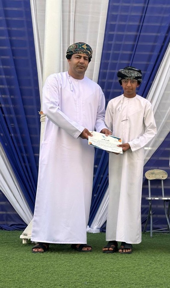 نظير الجهود المبذولة في مسابقة الروبورت والذكاء الإصطناعي وحصول المدرسة على مراكز متقدمة في المسابقة 
فقد قامت المديرية العامة للتربية والتعليم بمحافظة الظاهرة(قسم الإبتكار والألمبياد العلمي) بتكريم الطلبة الحاصلين على المراكز المتقدمة.