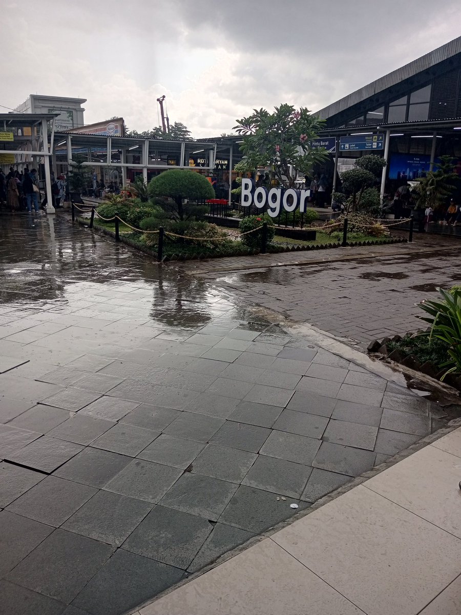 Jalan2 naik KRL kita ke Bogor.. Biar gak bermacet2an ☺️☺️

Bogor kota hujan.. Nyampe pas ujan